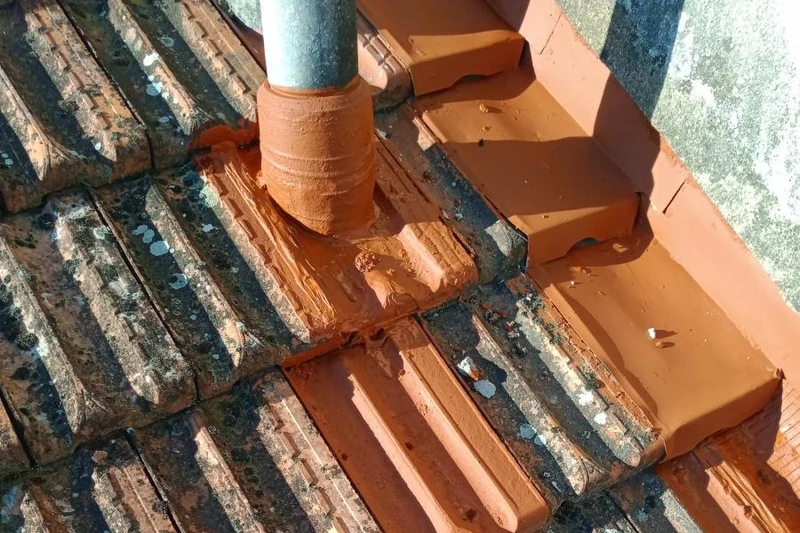 Reprise de couverture avec liteaux neufs sur une maison de vallée cévenole
