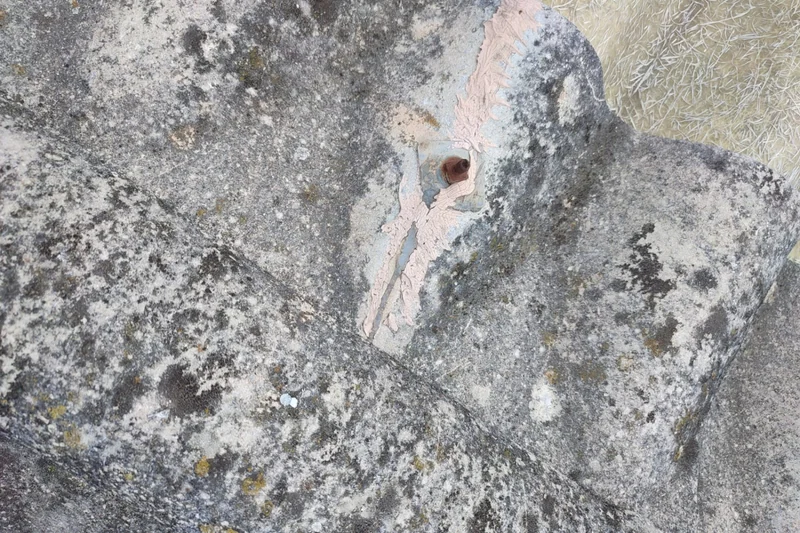 Fissure sur une plaque de couverture à l'origine d'une infiltration