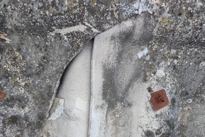 Relevé de l'état d'une toiture lors d'un métré dans le Gard