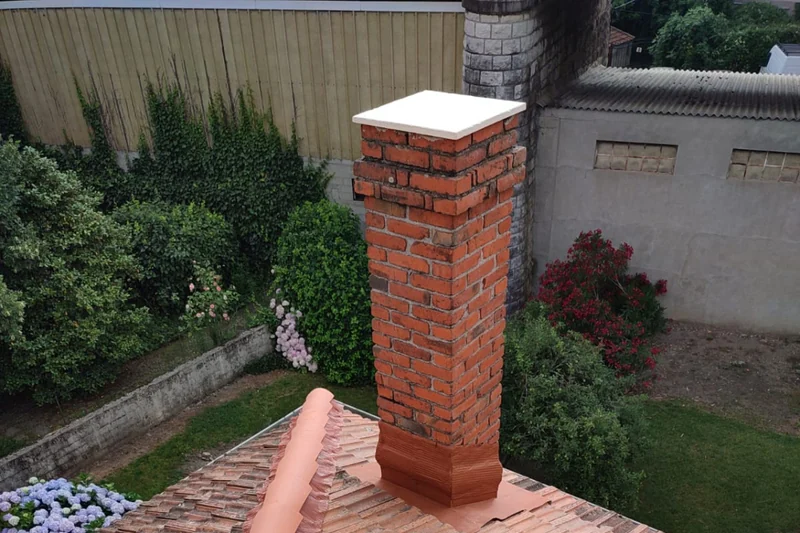 Souche de cheminée et solins contrôlés après nettoyage de toiture