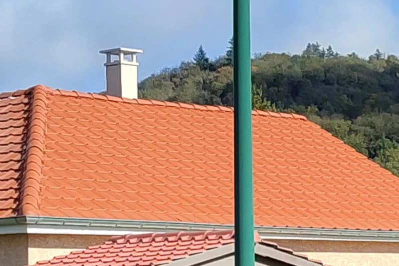 Descente d'eaux pluviales et raccordement de zinguerie sur une maison du Gard