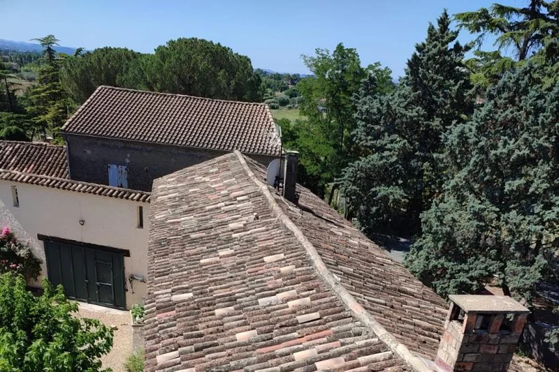 Toiture ancienne de village du Gard arrivée en fin de vie