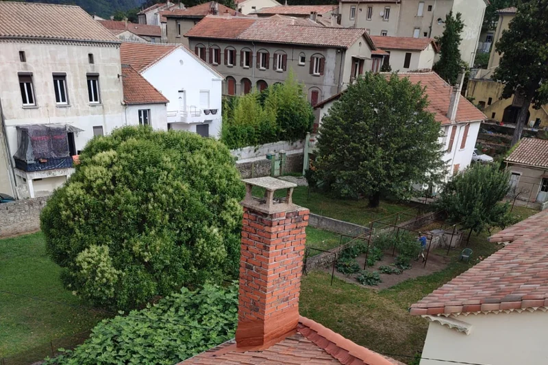 Bâti en pierre et toiture ancienne à Barjac, nord du Gard